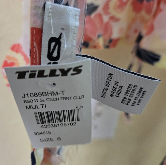 Tillys RSQ Collared Cinch Front Halter Top. - Picture 7 of 8